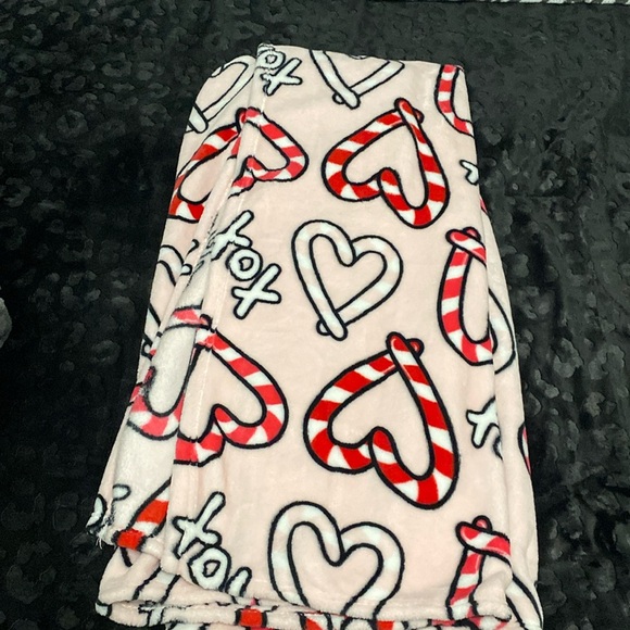 VIRAL Betsey Johnson Throw 🇺🇸 US Exclusive - Picture 2 of 5